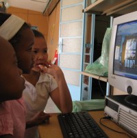 Namibische Kinder lernen den Umgang mit dem PC
